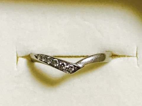 【4℃ BRIDAL(ヨンドシーブライダル)の口コミ】 Vの字になっているデザインで、小さい頃にセーラームーンが好きで、セーラ…