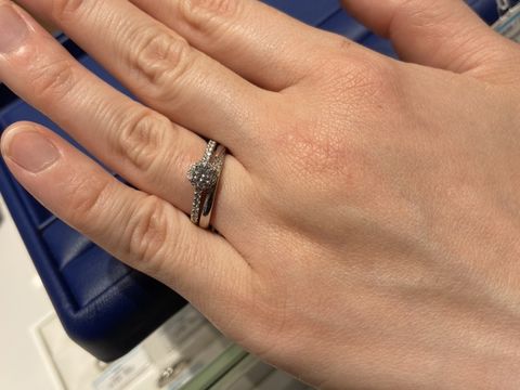 【銀座ダイヤモンドシライシの口コミ】 ブーケの婚約指輪を着用、購入しました。華やかで上品なデザインを探して…