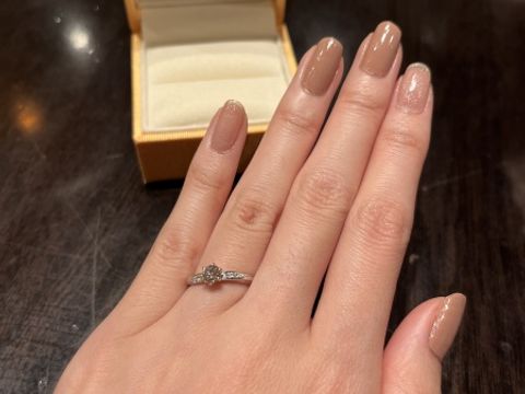 【ケイウノ ブライダル(K.UNO BRIDAL)の口コミ】 【指輪のデザイン】
リング自体が細身なこと、また手にあったウェーブ型が…