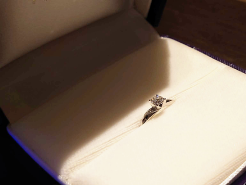 【俄(にわか)の口コミ】 手が小さめだったため、華奢な指輪を探していました。
海外ブランドも試着…