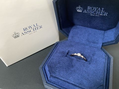 【ROYAL ASSCHER(ロイヤル・アッシャー)の口コミ】 こちらの指輪は正直サプライズで頂いたので、決めてくれたのは今の旦那で…