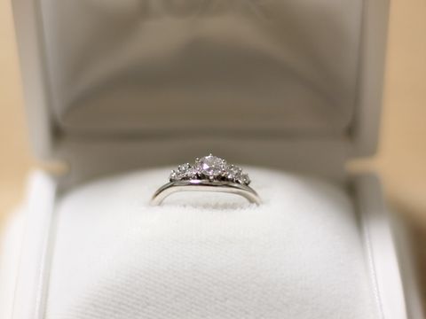 【LUZIR(ルジール)の口コミ】 リーズナブルなのに高品質なダイヤモンドと上品なデザインが決め手です。
…