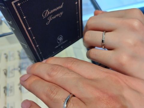 【銀座ダイヤモンドシライシの口コミ】 ウェーブになっていて指馴染みが良く、指がきれいに見えるところがよかっ…