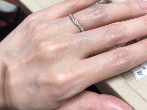 【モニッケンダム(MONNICKENDAM)の口コミ】 指輪がハーフエタニィタイプになっており、ダイヤがたくさん着いてキラキ…