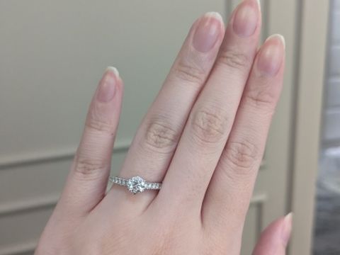 【ラザール ダイヤモンド(LAZARE DIAMOND)の口コミ】 中央のダイヤの大きさが際立ち、リング部分のダイヤもしっかりあるタイプ…