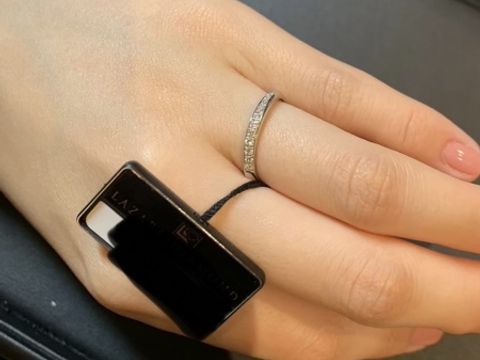 【ラザール ダイヤモンド(LAZARE DIAMOND)の口コミ】 婚約指輪としてエタニティリングを探していた時に出会った指輪です。
レー…