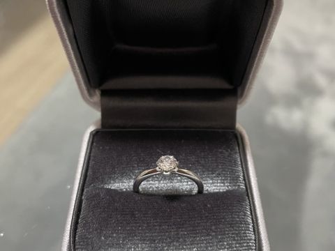 【GALA JEWELRY(ガラジュエリー)の口コミ】 中央のダイヤを6枚の花弁で支えているデザインが花のようで、彼女の可愛ら…