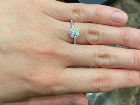 【ENUOVE(イノーヴェ)の口コミ】 手元が華やかに見える指輪を探しており、こちらがとても好印象で試着しま…