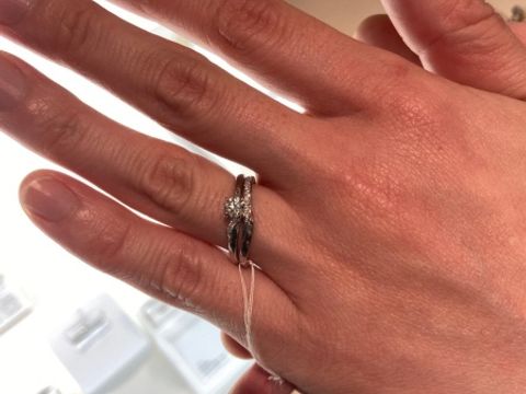 【俄(にわか)の口コミ】 センターダイヤの左側にメレダイヤがさりっげなく入っている可愛いデザイ…