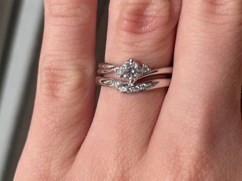 【アイプリモ(I-PRIMO)の口コミ】 別のブランドの婚約指輪を頂いていたため、この婚約指輪に合うデザインの…