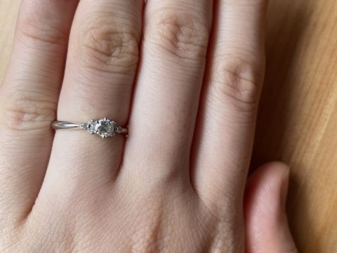 【ジュエリーツツミ(JEWELRY TSUTSUMI)の口コミ】 婚約指輪ですが、普段から結婚指輪と重ね付けしたかったので、派手過ぎず…