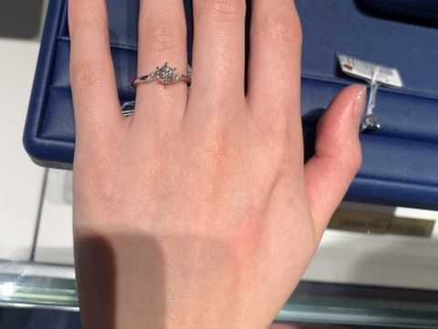 【銀座ダイヤモンドシライシの口コミ】 デザインが可愛く、ストレートタイプですが、真ん中のダイヤモンドの左右…