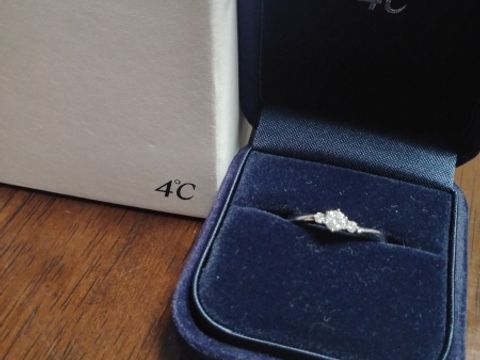 【4℃ BRIDAL(ヨンドシーブライダル)の口コミ】 主人が選んでくれました。若い頃は大きいダイヤが欲しかったですがキリが…