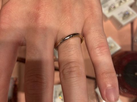 【ケイウノ ブライダル(K.UNO BRIDAL)の口コミ】 2色の色を組み合わせたデザインで、彼女も気に入っていました。男性の指輪…