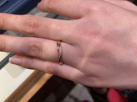 【銀座ダイヤモンドシライシの口コミ】 デザインはウェーブタイプ、色はイエローゴールドとプラチナのコンビネー…