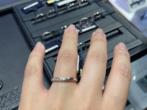 【ROYAL ASSCHER(ロイヤル・アッシャー)の口コミ】 指輪のデザイン
・ダイヤ付きのものにしたくて複数試着しましたが、どれも…