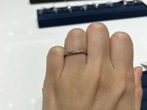 【4℃ BRIDAL(ヨンドシーブライダル)の口コミ】 デザインはシンプルなものから豪華なものまで様々でした。とかにウェーブ…