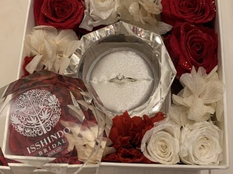 【一真堂の口コミ】 プロポーズの際にこちらの指輪をいただきました。箱にドライフラワーが入…