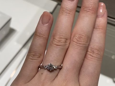 【MIKIMOTO(ミキモト)の口コミ】 両側にメレダイヤがついていて、可愛らしいデザインです。1粒ダイヤでは物…