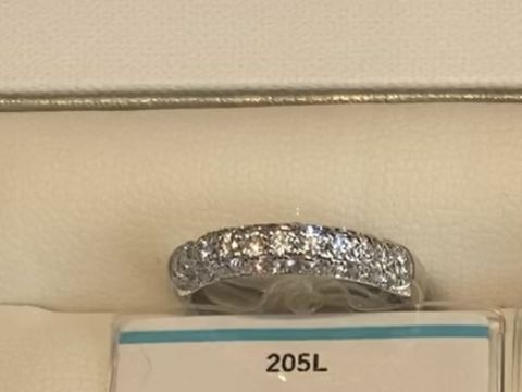 【銀座ダイヤモンドシライシの口コミ】 ストレートラインの指輪ですがダイヤモンドが敷き詰められているのでどの…