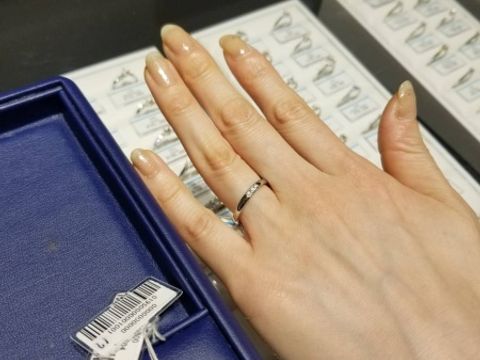 【銀座ダイヤモンドシライシの口コミ】 シンプル&キラキラを探していました。いろいろと試着させてもらい、こ…