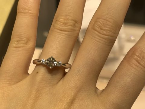 【TASAKI(タサキ)の口コミ】 両側にメレダイヤが付いているのと、中央に向かって細くなるデザインのた…