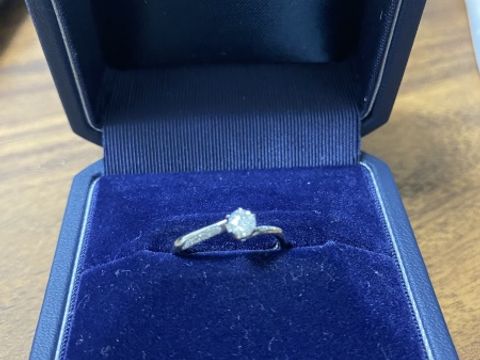 【銀座ダイヤモンドシライシの口コミ】 ダイヤモンドの輝きがとても綺麗で、電気や太陽の光があたるとより一層輝…