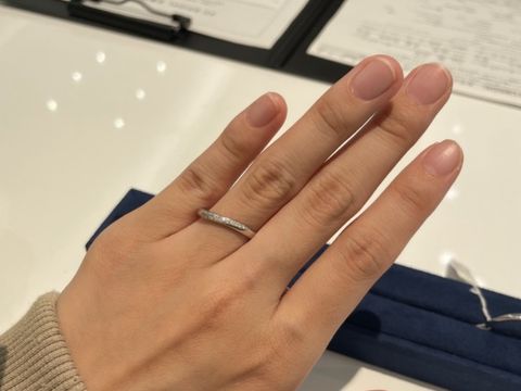 【4℃ BRIDAL(ヨンドシーブライダル)の口コミ】 シンプルなS字のリングです。
王道なデザインですが、付け心地もよくS字が…