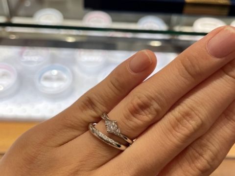 【BIJOUPIKO(ビジュピコ)の口コミ】 婚約指輪は別のブランドのものになります。
婚約指輪と重ねた時に綺麗にみ…