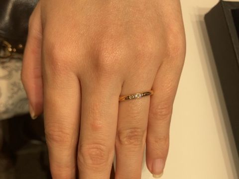 【4℃ BRIDAL(ヨンドシーブライダル)の口コミ】 ディズニーコラボを色々試着した中で、美女と野獣の中央にダイヤのついた…