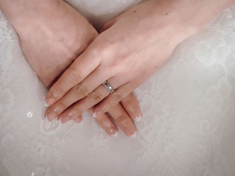 【4℃ BRIDAL(ヨンドシーブライダル)の口コミ】 結婚指輪と一緒に毎日つけたかったので、立て爪ではなく、ストレートの婚…