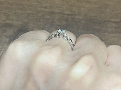 【エクセルコダイヤモンド(EXELCO DIAMOND)の口コミ】 王冠デザインの石座がとても可愛くて一目惚れしました。サイドのミル打ち…