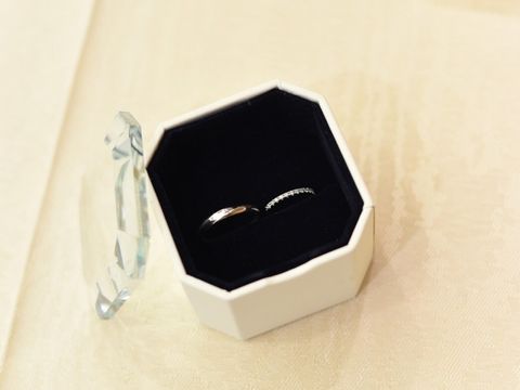 【ヴァンドーム青山(VENDOME AOYAMA)の口コミ】 婚約指輪を決めてから結婚指輪を探しました。
婚約指輪と結婚指輪二本重ね…