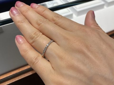 【銀座ダイヤモンドシライシの口コミ】 指輪自体は華奢な細いラインのデザインでありながらも、豪華に見えるハー…