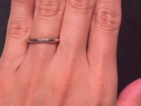 【ティファニー(Tiffany & Co.)の口コミ】 縁は細めであり、３つのダイヤが際立つ。
価格はティファニーの中ではそこ…