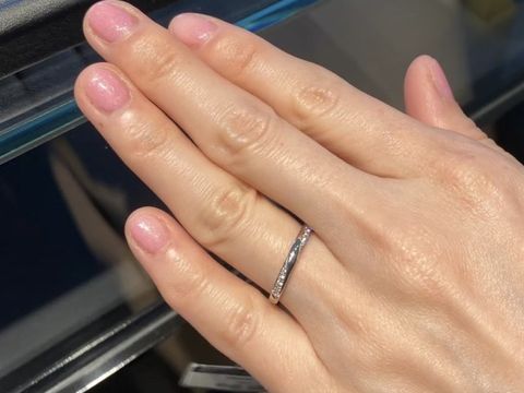 【エクセルコダイヤモンド(EXELCO DIAMOND)の口コミ】 細い指輪と斜めにデザインされたダイヤモンドが女性らしく華奢に見えます…