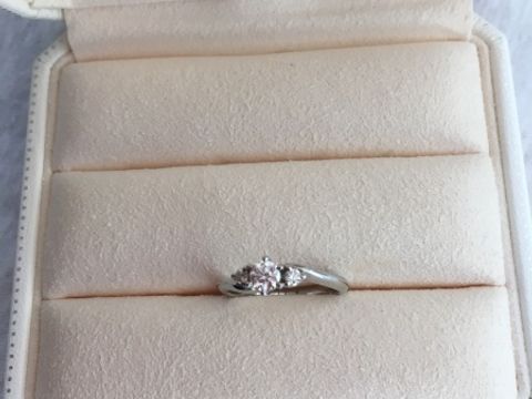【アイプリモ(I-PRIMO)の口コミ】 結婚指輪をシンプルにしたので、婚約指輪は少し目立つタイプが良いと思い…