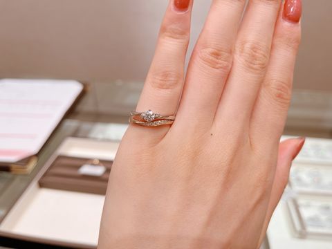 【アイプリモ(I-PRIMO)の口コミ】 婚約指輪と結婚指輪を重ね付けした時の印象も気にしていたので、合わせて…