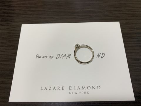 【ラザール ダイヤモンド(LAZARE DIAMOND)の口コミ】 いくつか試着させていただいた中で一番ときめいたからです。
爪が細くダイ…