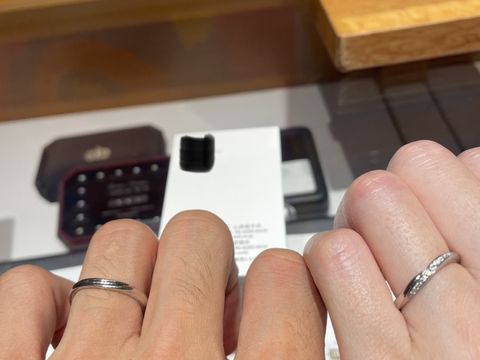 【銀座ダイヤモンドシライシの口コミ】 女性の指輪は少しウェーブがかかっており、ダイヤは5石くらいで、シンプル…