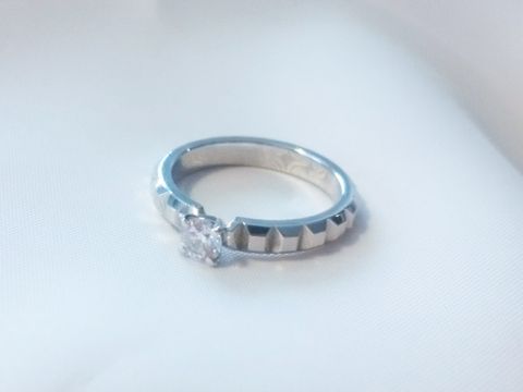 【ブシュロン(BOUCHERON)の口コミ】 リング部分の彫刻の繰り返し形状が気に入って選びました。
板チョコのよう…