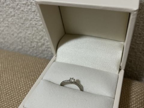 【RosettE(ロゼット)の口コミ】 重ね付け出来る婚約指輪を探していました。
一粒ダイヤの大きさが小ぶりな…