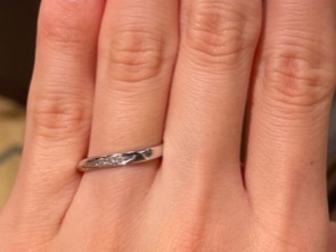 【俄(にわか)の口コミ】 デザインはウェーブで細身のタイプである。
見る角度によって見え方が違っ…