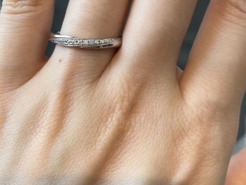 【エクセルコダイヤモンド(EXELCO DIAMOND)の口コミ】 ウェーブがかかった少し個性的なデザインです。婚約指輪と重ね付けしても…