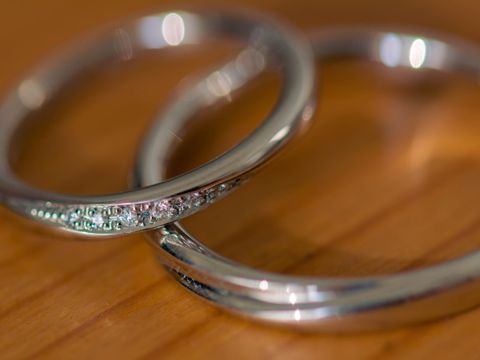 【銀座ダイヤモンドシライシの口コミ】 ストレートタイプでダイヤが捻って入っているものを探していました。たま…