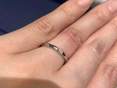 【銀座ダイヤモンドシライシの口コミ】 よくあるデザインは、ダイアモンドがリングに沿って横に入っていくのに対…