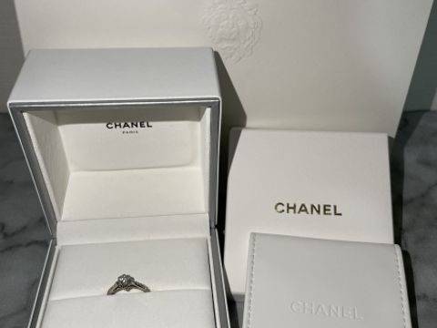 【シャネル(CHANEL)の口コミ】 デザインについてはシャネルのイメージであるカメリアがあしらわれており…