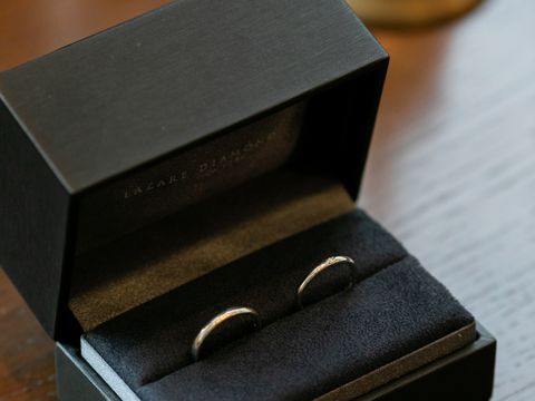 【ラザール ダイヤモンド(LAZARE DIAMOND)の口コミ】 ストレートのリングで、一石ダイヤのシンプルなデザインながらサイドに切…