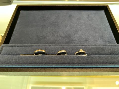 【4℃ BRIDAL(ヨンドシーブライダル)の口コミ】 指輪は動きのあるデザインでとてもかわいかったです。婚約指輪のダイヤに…