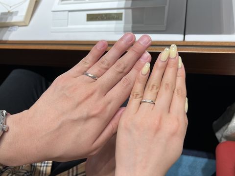 【銀座ダイヤモンドシライシの口コミ】 ストレートのデザインですがウェーブのようなデザインの指輪を試着しまし…